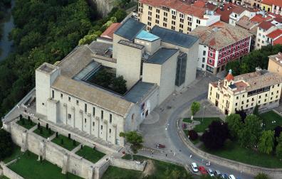 A la derecha de la imagen, la basílica de San Fermín de Aldapa, con el edificio de los Corazonistas, ahora cedido al Arzobispado de Pamplona. A la izquierda, el Archivo de Navarra y detrás, el hotel Catedral, antes convento de las Adoratrices.