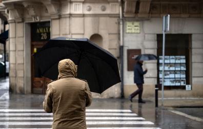 Mañana de paraguas este jueves en Pamplona