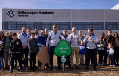 El presidente de Volkswagen Navarra, Michael Hobusch, y el presidente del Comité de Empresa de la fábrica, Alfredo Morales, ambos junto a la señal del Bosque Cross, participaron en la plantación de los árboles