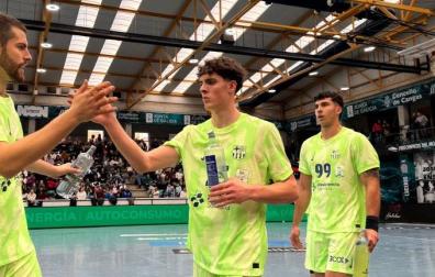 Adrián Sola, saludado por el también navarro Antonio Bazán esta tarde en el duelo de Cangas