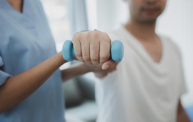 Existen programas dentro de los seguros de salud que vienen asociados a vivir de forma saludable y en la búsqueda del bienestar como el fisioterapia.
