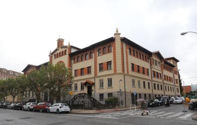 La casa de las Damas Apostólicas, en la avenida de Galicia, con la calle Sangüesa y González Tablas.