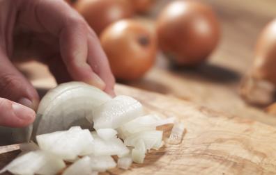 La cebolla es uno de los ingredientes principales en muchas de nuestras recetas más características por eso es clave aprender a no llorar mientras la cortamos.