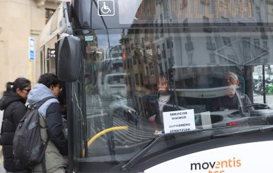 Una villavesa de servicios mínimos, este martes en la plaza de Merindades de Pamplona