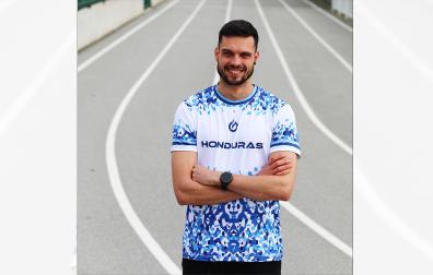 Íñigo Pérez (HIru Herri), en la pista del colegio villavés Lorenzo Goicoa, donde empezó a correr de niño /