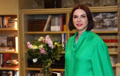 Catalina Guzmán Bremer, ayer, en la biblioteca del Hotel La Perla, donde presentó Bajo la sombra