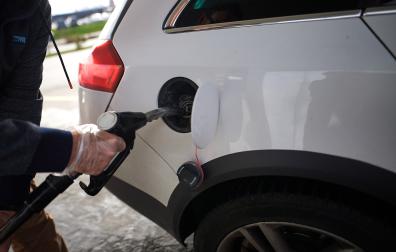 Un usuario rellena su depósito en la gasolinera de E.Lecrerc en la Morea