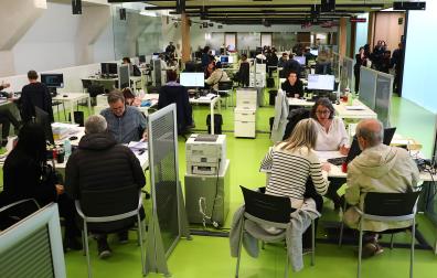 Contribuyentes navarros haciendo la declaración de la Renta en las oficinas de la calle Esquíroz, en Pamplona /