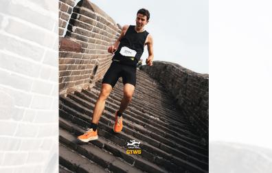 Aitor Blanco, descendiendo por un tramo de escaleras en la muralla china /