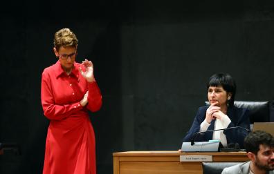 La socialista y presidenta foral María Chivite pasa al lado de la portavoz de Bildu, Laura Aznal, en un pleno del Parlamento