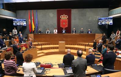 El Parlamento y los miembros del Gobierno guardan un minuto de silencio en memoria de un fallecido en accidente laboral, antes de un pleno el pasado marzo