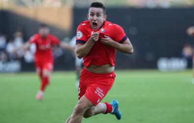 Martín Pedroarena celebra el empate a uno para Osasuna Promesas