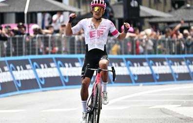 Carapaz celebra el triunfo tras cruzar en primer lugar la meta de Castelnovo ne' Monti, con 10 segundos de ventaja sobre Del Toro /