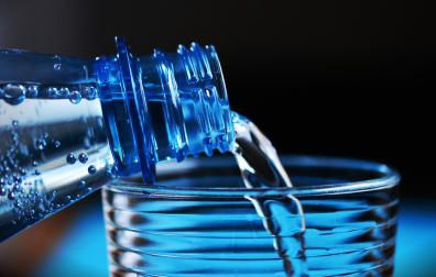 Una botella de agua embotellada