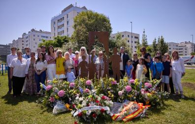 Familiares y amigos de David Pérez Carracedo, con autoridades, en torno a la escultura en su memoria inaugurada en Sarriguren