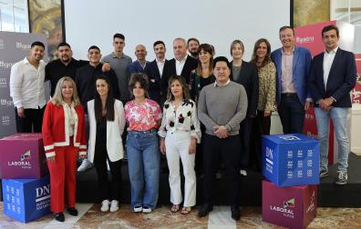 PREMIOS INgastro De izquierda a derecha, arriba: Johan Valencia, Jhon Arpi, Joel Armijos, Lorenzo Aréjula, Ramón Grafols, Mikel Bilbao, Gregorio Tolosa, Iñaki Andradas, Inés Jauregui, Beatriz López, Alicia Nicolás, Eduardo Elizalde y Jorge Ferrer. Abajo: Ana Beriáin, Patricia Sanz, Paula Sanz, Arantza García de Baquedano y Steven Bosen Wu Zheng