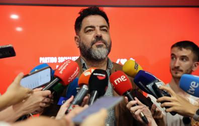Ramón Alzórriz atiende a los medios este viernes