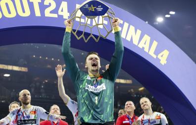 Fotos de la celebración de Sergey Hernández del título de vencedor de la Liga de Campeones