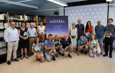 De izquierda a derecha, arriba: Eduardo Ubide Bosque (socio de Imeanticipa), Maite Jurío Vidarte (concejala de Artajona), Virgilio Sagüés Arraiza (miembro del comité de honor de la Fundación Diario de Navarra), Ana González Santiago (gestora publicitaria de Diario de Navarra), Marisa Iturbide García (coordinadora de la Asociación Navarra de Municipios del Camino de la Vera Cruz), Javier Salvat Vilà (presidente de la Asociación Navarra de Municipios del Camino de la Vera Cruz), Saioa Rolán Azcona (coordinadora editorial de Conocer Navarra), Adolfo Vélez Ganuza (exalcalde de Artajona) y Fermín Macías Azcona (párroco de Artajona). Abajo: María José Aparicio Ortega (guía turística de Navarra), Julián Calvo Malillos, Ángel Díez Asenjo (alcalde de Berbinzana), Joaquín Bermejo Rada (concejal de Turismo de Milagro), Iñaki Maiora Mendía (concejal de Artajona) y Leire Resano Toledo (Ayuntamiento de Artajona)