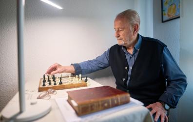 Pepe Leuza, en febrero de 2024 en el estudio de su casa, donde hasta hacía poco seguía repasando sus jugadas de ajedrez