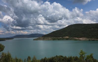 La reserva de agua de los embalses de Navarra desciende un 2,85% esta semana. En la imagen, vista de Yesa el pasado mes de mayo