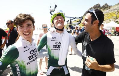 Abel Balderstone, del equipo navarro Caja Rural-Seguros RGA, celebra el triunfo