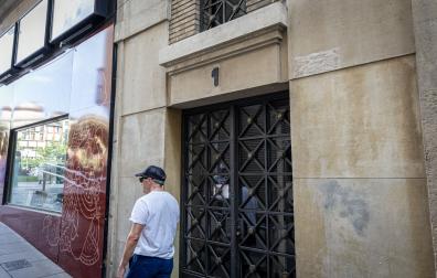 La sede de Servinabar en la calle San Nicolás de Pamplona ha retirado el cartel de su puerta, tal y como se ve en esta imagen de ayer