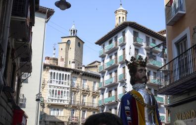 Fotos de la salida de la Comparsa de Gigantes y Cabezudos este 11 de julio de San Fermín 2025.