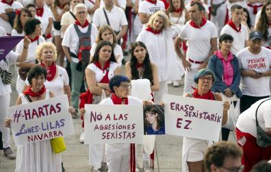 Fotos de la concentración multitudinaria en repulsa de las agresiones sexistas en Sanfermines