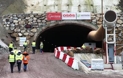 Imagen de las obras en el túnel de Belate el pasado 5 de febrero, cuando las visitaron miembros del Parlamento de Navarra /