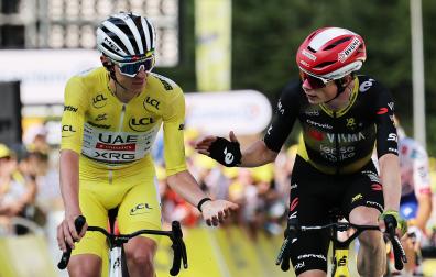 Tadej Pogacar (izda.) y Jonas Vingegaard chocan las manos tras cruzar la meta de la décima etapa del Tur 2025 en Le Mont Dore Puy de Sancy /