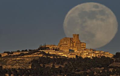 Iluminado por la luna, el casco urbano de Ujué resplandece con las últimas luces del atardecer