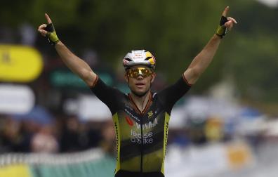 Wout Van Aert festeja su triunfo, brazos en alto, en la última etapa del Tour de Francia 2025