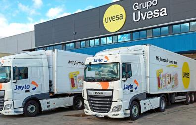 Camiones en las instalaciones del Grupo Uvesa
