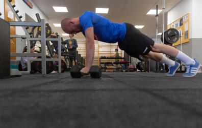 Una persona, realizando ejercicios en el gimnasio