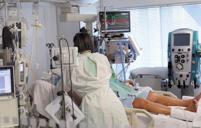 Una persona atendida en la UCI del HUN por covid durante la pandemia