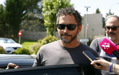 El actor y director Paco León, a su salida del tanatorio