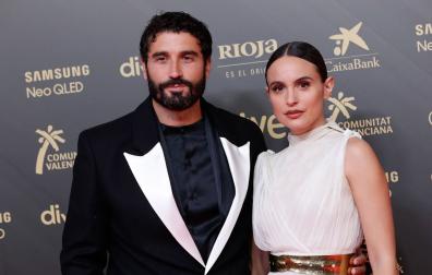 Los actores Alex García y Verónica Echegui posan en la alfombra roja de los Premios Goya 2022