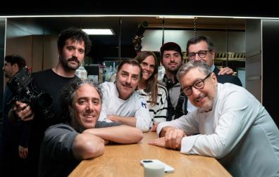 De izquierda a derecha: Lander Etxedona (fotografía), Jorge Fernández Mayoral, Jordi Roca, Virginia Jönas, Eduardo García (sonido), Josep y Joan Roca