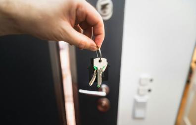 Imagen de archivo de una persona sujetando unas llaves de una vivienda