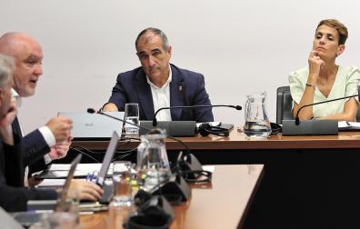La presidenta María Chivite y el consejero Óscar Chivite escuchan a Javier Esparza, de UPN, el 30 de junio, durante su comparecencia en el Parlamento tras conocerse el informe de la UCO