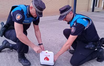 Imagen de dos agentes de la Policía Local de Tudela realizado una reanimación