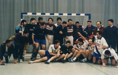 La plantilla del Ariston San Antonio celebrando su ascenso a la máxima categoría en abril de 1995