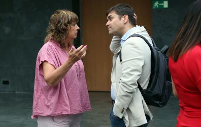 Ana Ollo conversa con Pablo Azcona, este jueves en el Parlamento de Navarra