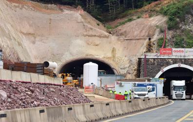 Camiones atraviesan el túnel de Belate, donde se señalizan las obras y las empresas que la están realizando /