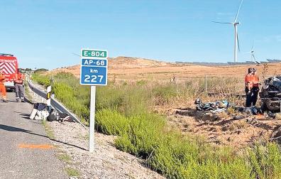 Un accidente grave que no dejó lesiones a una menor. La Policía Foral compartió en su cuenta de X estas imágenes mostrando el estado del coche y del maxicosi tras el siniestro, ocurrido el pasado 30 de agosto /