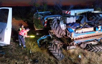 Estado en el que quedó la cosechadora tras el choque con una furgoneta en Cintruénigo