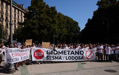 A* Jesús Garzaron
F* 2025_09_18
T* Protesta contra la planta de biometano en Lodosa y Sesma. 
L* Frente al Parlamento, Pamplona.