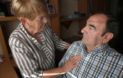 Rosa Mari Luna cuida de su marido, Antonio ‘Toño’ Domínguez, diagnosticado de alzhéimer hace cuatro años