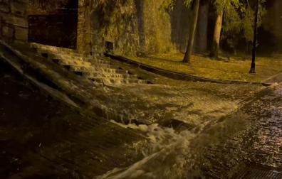 Las fuertes lluvias han formado una cascada en las escaleras en Labrit
